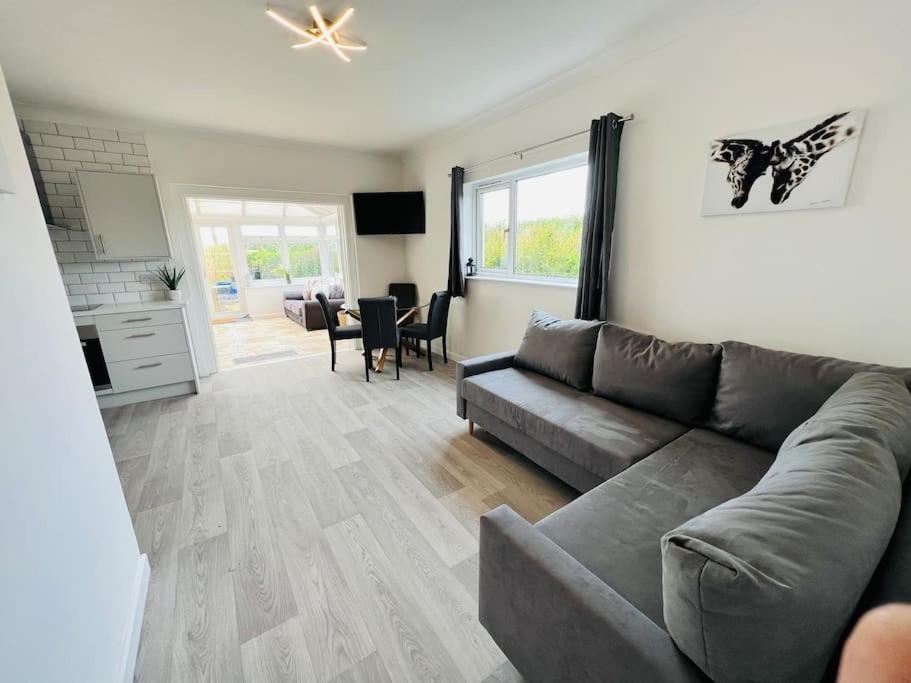 2 Bedroom Holiday Home In The Heart Of West Wales سانت كليرز المظهر الخارجي الصورة