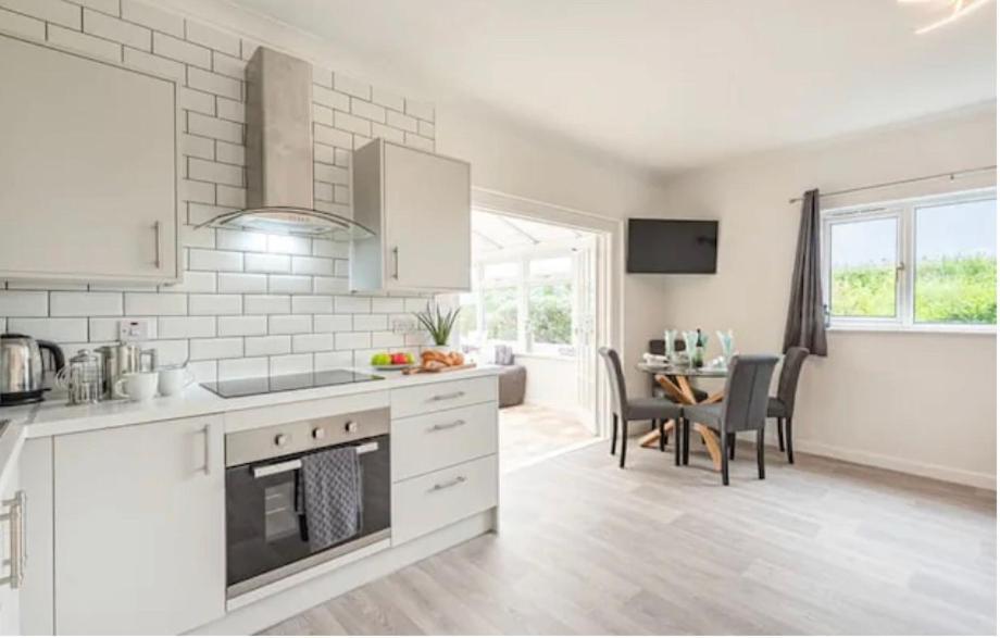 2 Bedroom Holiday Home In The Heart Of West Wales سانت كليرز المظهر الخارجي الصورة